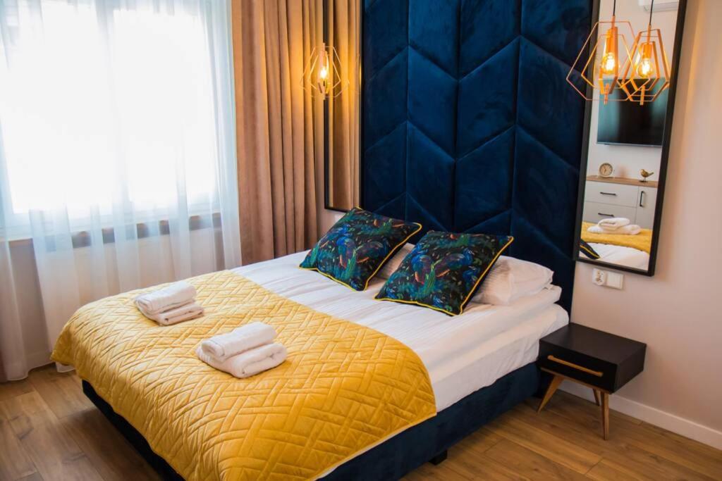 sypialnia z dużym łóżkiem z ręcznikami w obiekcie Miedziany w Toruniu