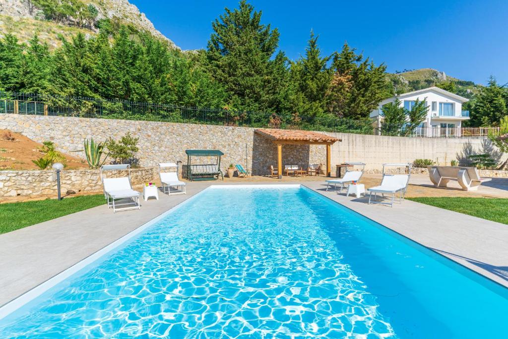 een zwembad met stoelen en een prieel bij Villa Romitello con Piscina Total Relax in Borgetto