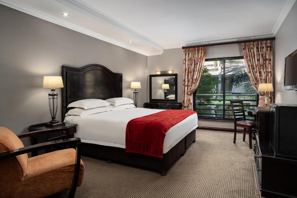 Habitación de hotel con cama grande y ventana en Premier Hotel Pretoria, en Pretoria