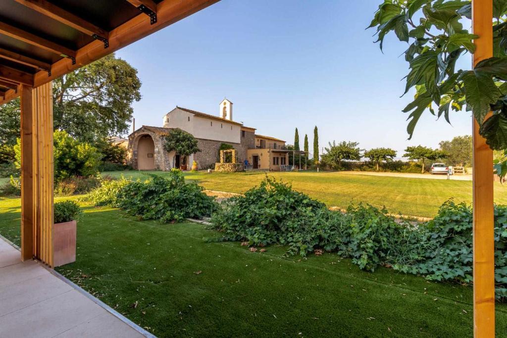 una vista al aire libre de una casa con patio en Ermita de Santa Llúcia Casa rural histórica, en Tonya