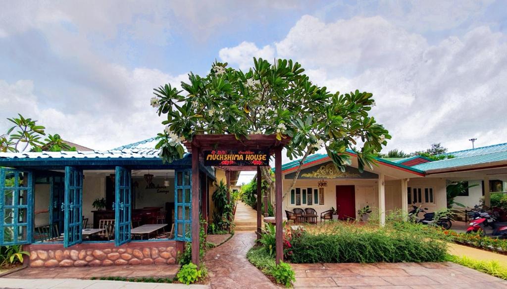 un bâtiment avec un panneau indiquant un restaurant dans l'établissement Muchshima House, à Bang Tao Beach