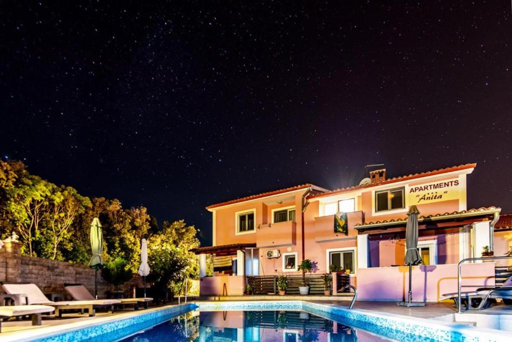 Bazén v ubytování Apartments Anita nebo v jeho okolí