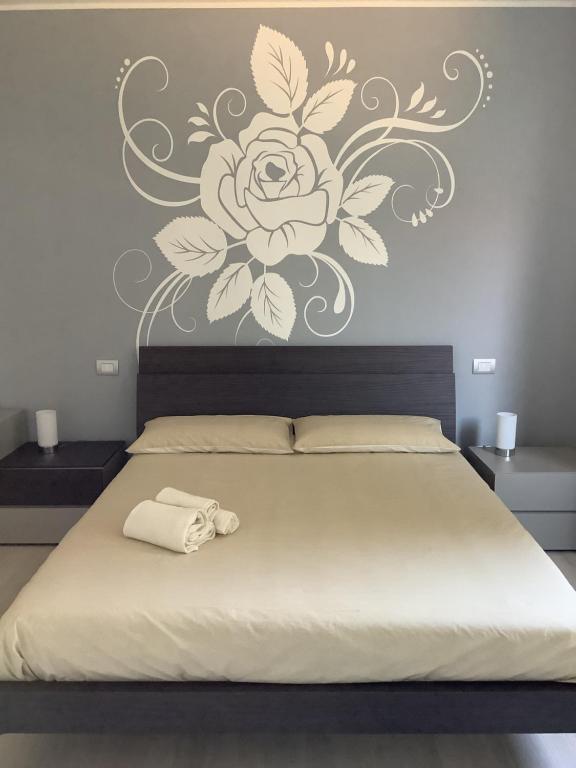 um quarto com uma cama com um mural de flores na parede em VILLAFIORE em Azzano San Paolo