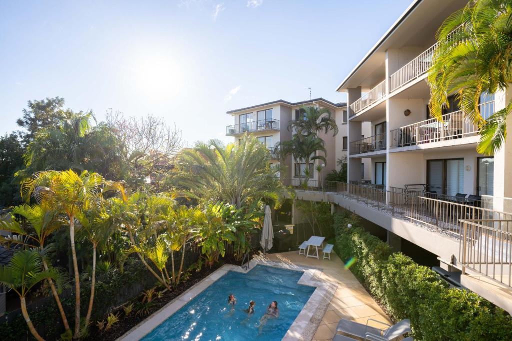 eine Luftansicht eines Hotels mit Pool in der Unterkunft Myuna Holiday Apartments in Noosa Heads