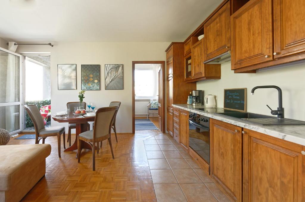 Kuchyňa alebo kuchynka v ubytovaní Apartament Dolina Poznań