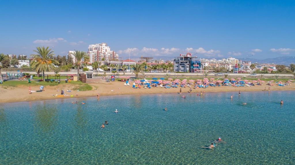Perivolia tou Trikomou的住宿－Ceasar Resort Cyprus - Apartment Leona，一群人,在海滩上