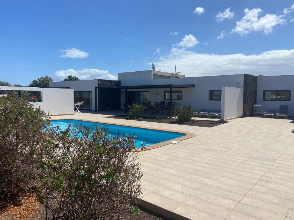 Bazén v ubytování Heated & Shared Pool VILLA MATRIANA 36A, North Shore Villas nebo v jeho okolí