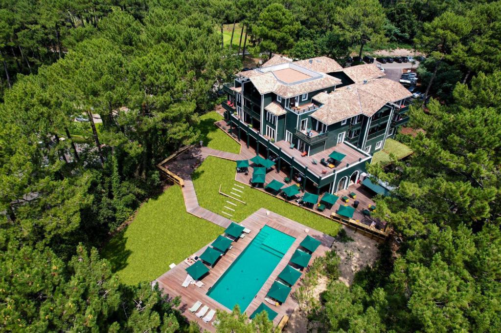 an aerial view of a house with a swimming pool at 70 Hectares... et l'Océan in Seignosse