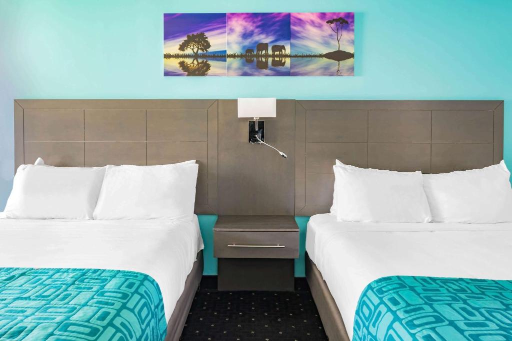 Postel nebo postele na pokoji v ubytování Howard Johnson by Wyndham Gananoque