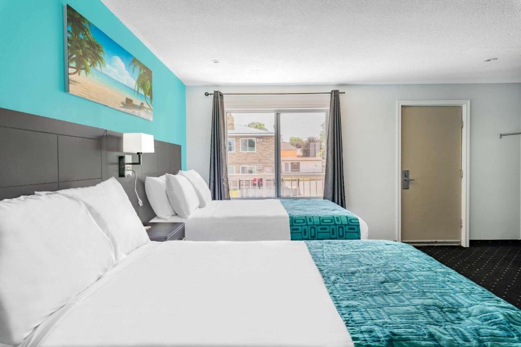 Postel nebo postele na pokoji v ubytování Howard Johnson by Wyndham Gananoque