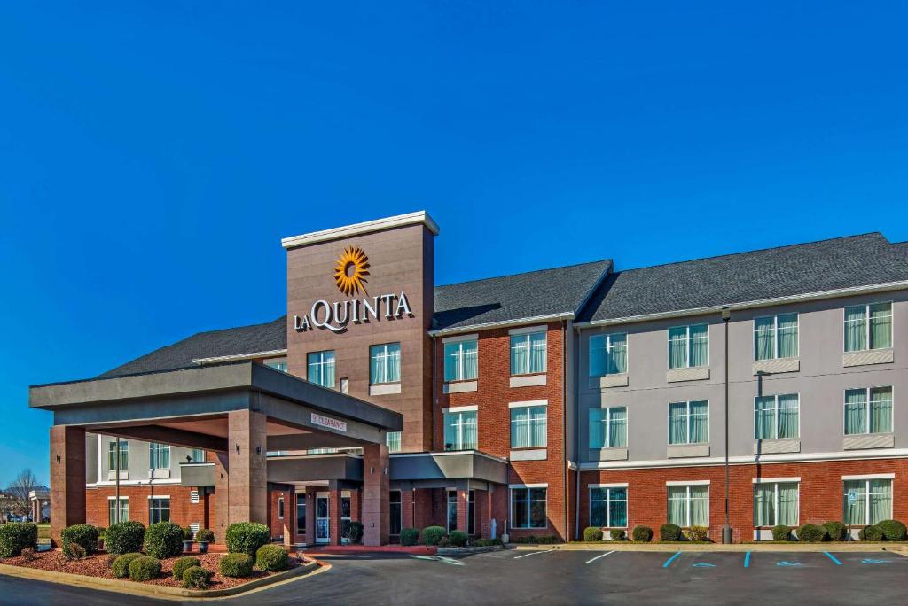 an exterior view of a hotel at La Quinta by Wyndham Oxford - Anniston in Oxford