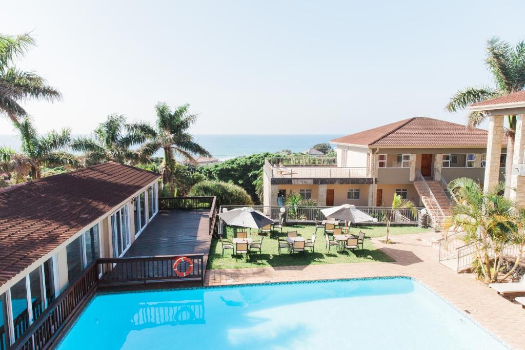 - Vistas a una casa con piscina en Umthunzi Hotel and Conference en Umtentweni