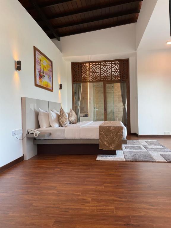 1 dormitorio con cama y ventana grande en Blue Wild - Yala - Plastic Free & Sustainable en Tissamaharama