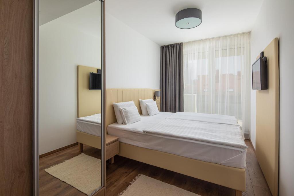 Posteľ alebo postele v izbe v ubytovaní Hotel Carbona Spa Residence Apartmanok