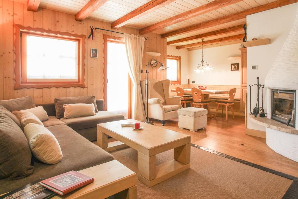 Villa Pokljuka في زغورنجي: غرفة معيشة مع أريكة وطاولة