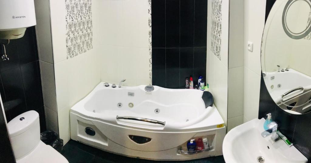 Koupelna v ubytování Luxury Apartment with jacuzzi on Republic Square