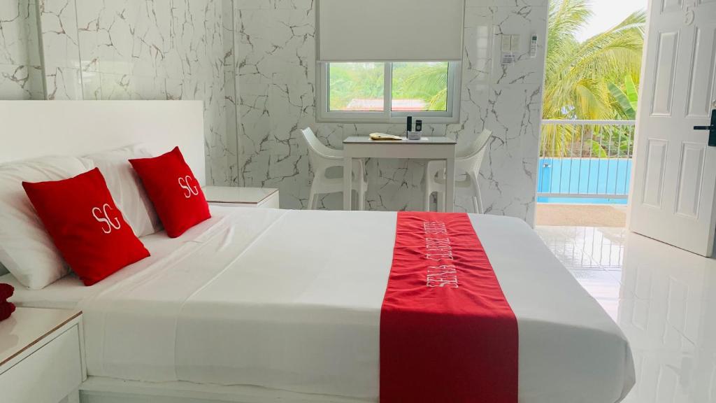 Postel nebo postele na pokoji v ubytování Sena Gladyz Suites