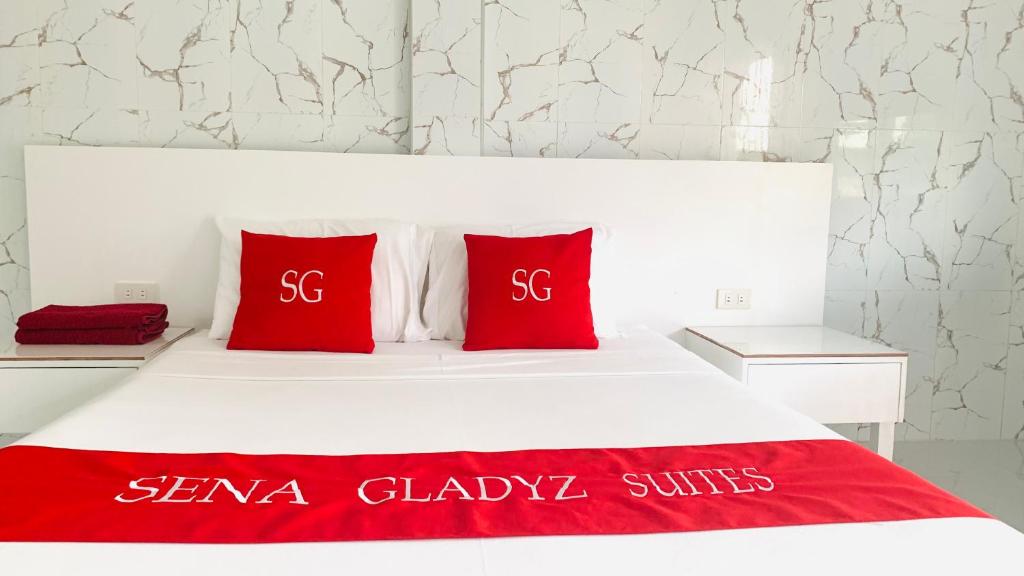 Postel nebo postele na pokoji v ubytování Sena Gladyz Suites