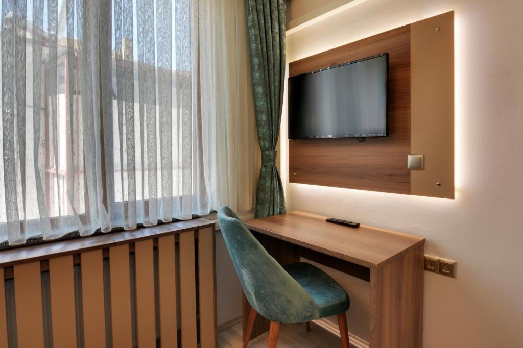A television and/or entertainment centre at Grande Stella Hotel