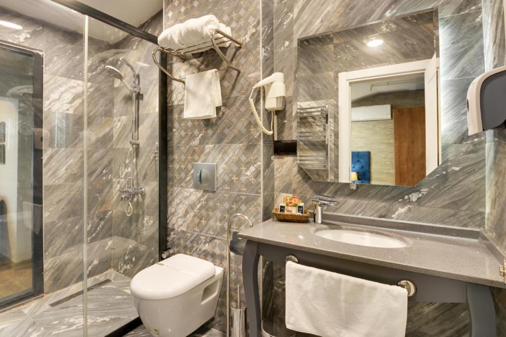 A bathroom at Grande Stella Hotel