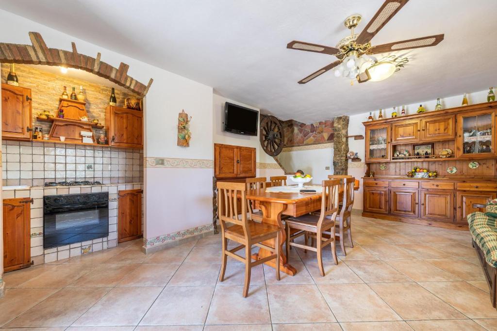 kuchnia i jadalnia ze stołem i krzesłami w obiekcie Casa Rita w mieście Calasetta