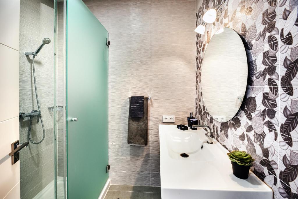 A bathroom at Lanzahost Monavista