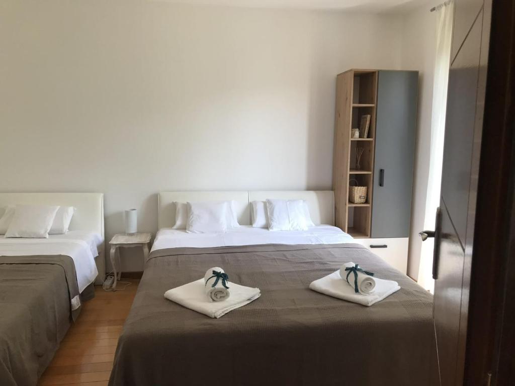 A bed or beds in a room at Apartman Djordjevići