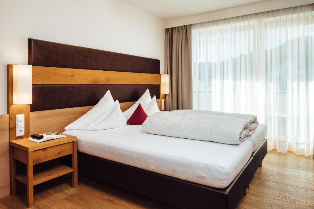 A bed or beds in a room at Schneeweiss lifestyle - Apartments - Living