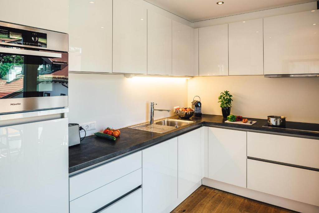 A kitchen or kitchenette at Schneeweiss lifestyle - Apartments - Living