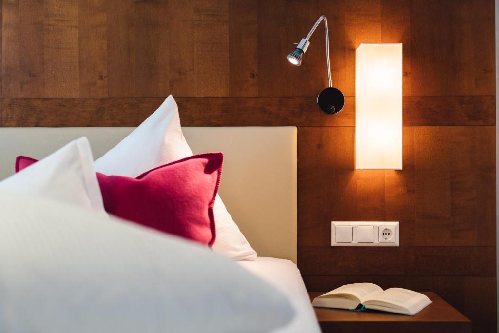 A bed or beds in a room at Schneeweiss lifestyle - Apartments - Living