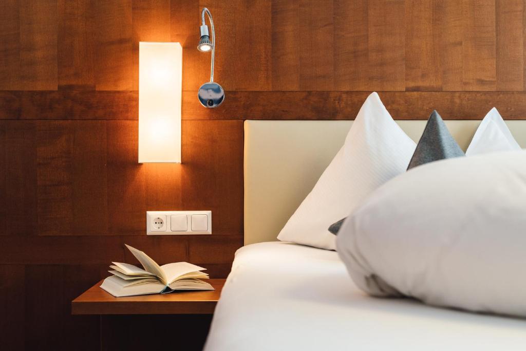 A bed or beds in a room at Schneeweiss lifestyle - Apartments - Living