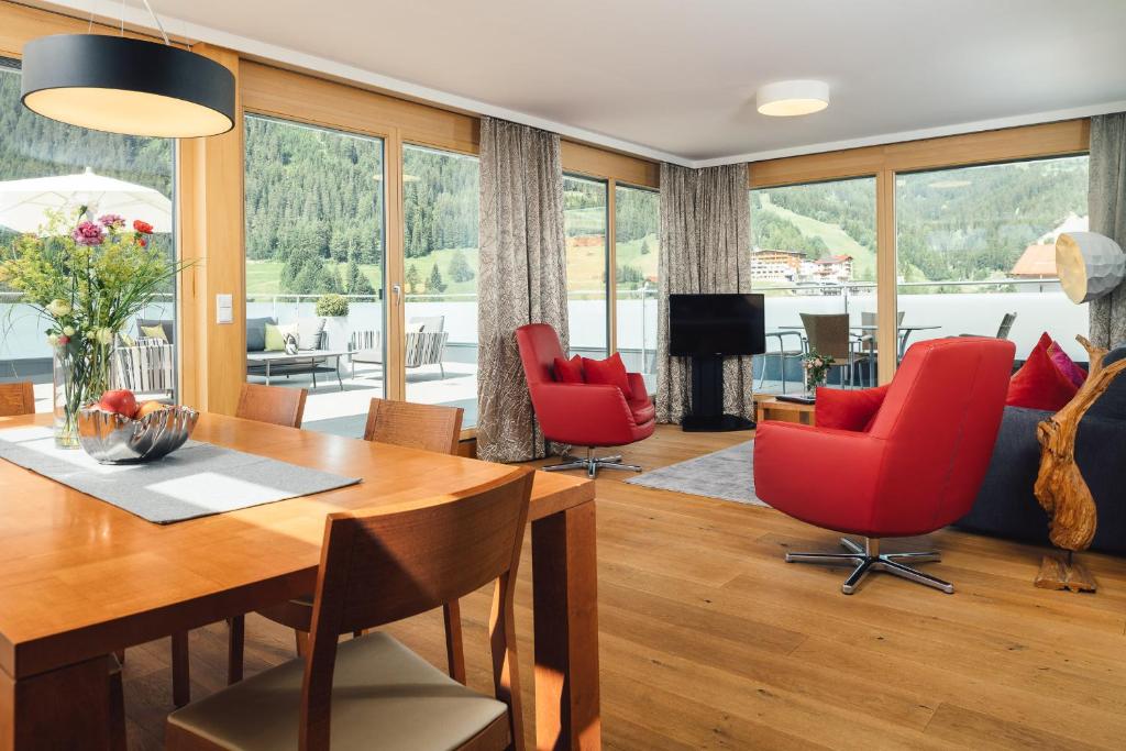A seating area at Schneeweiss lifestyle - Apartments - Living