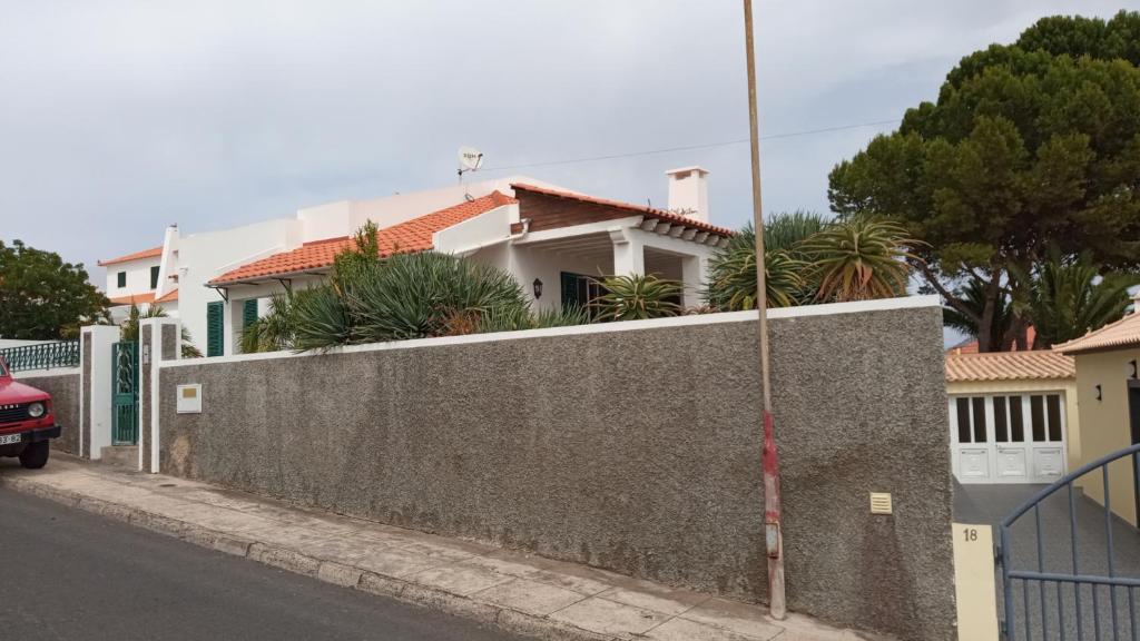 una pared de retención frente a una casa en Casa Mansa en Porto Santo