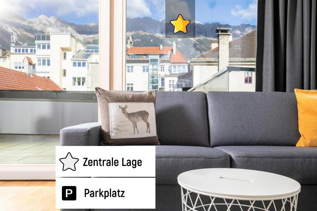 インスブルックにあるTop of Innsbruckのリビングルーム(ソファ、テーブル付)、窓が備わります。