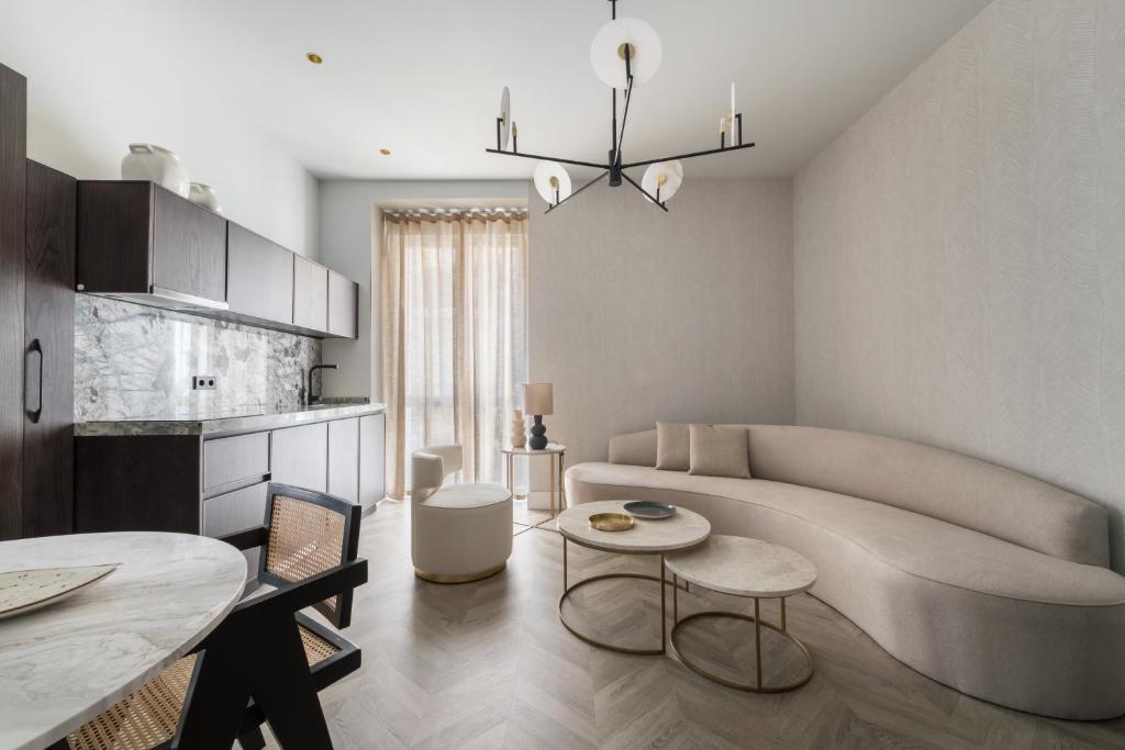 sala de estar con sofá y mesa en Mante House - Malasaña Design en Madrid