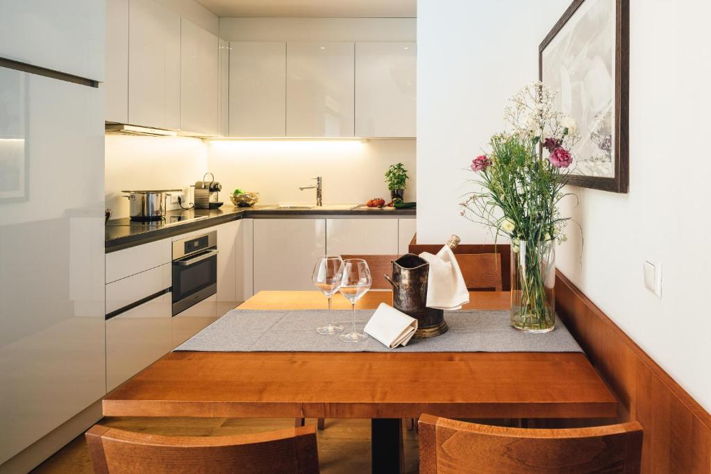 A kitchen or kitchenette at Schneeweiss lifestyle - Apartments - Living
