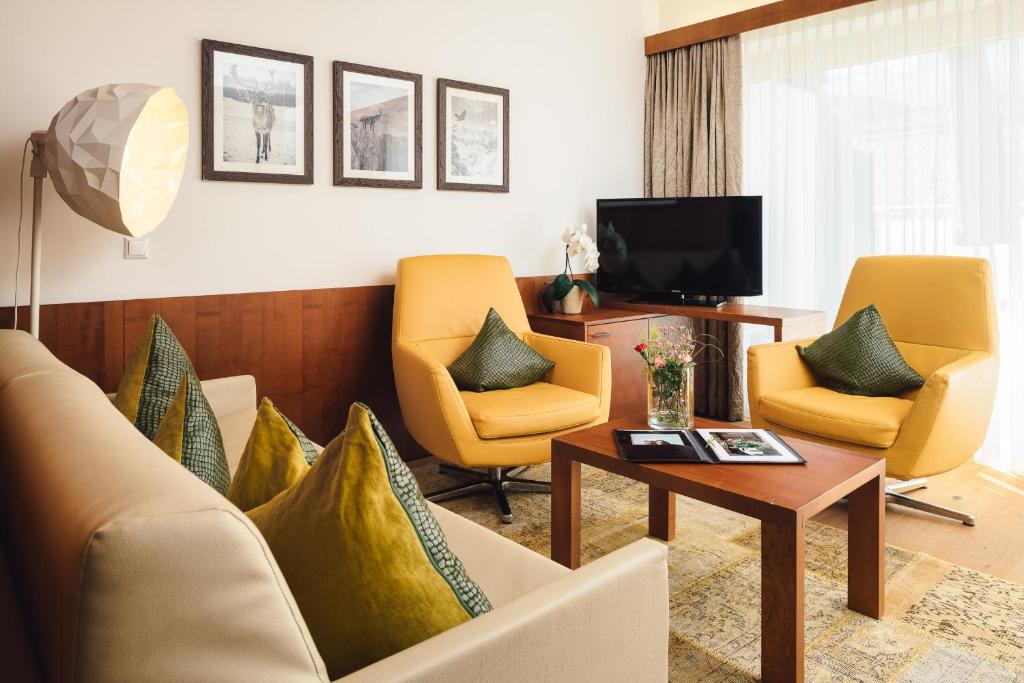 A television and/or entertainment centre at Schneeweiss lifestyle - Apartments - Living
