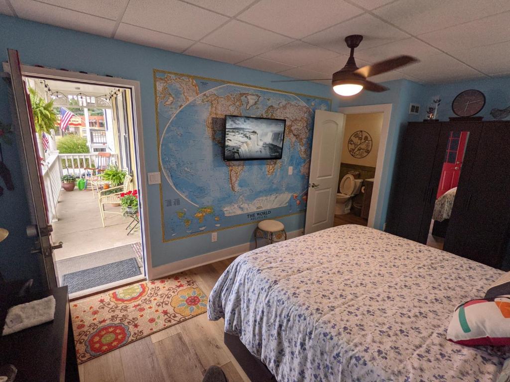 - une chambre avec un lit et une carte murale dans l'établissement The Estate Studio in Downtown Milford, à Milford