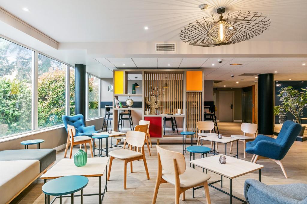 Appart'City Confort Montpellier Saint Roch tesisinde bir restoran veya yemek mekanı