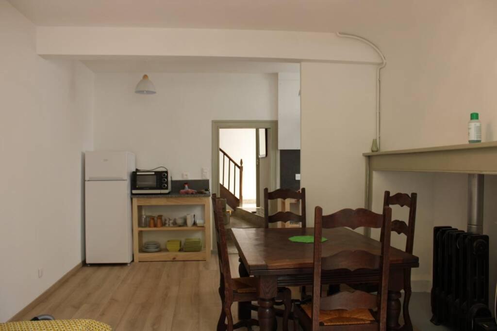 een keuken en eetkamer met een tafel en stoelen bij La Maison Angelina in Saint-Lizier