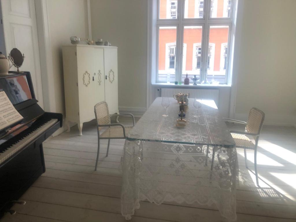 Outhentic Apartment - Queen Room With Shared Bathroom