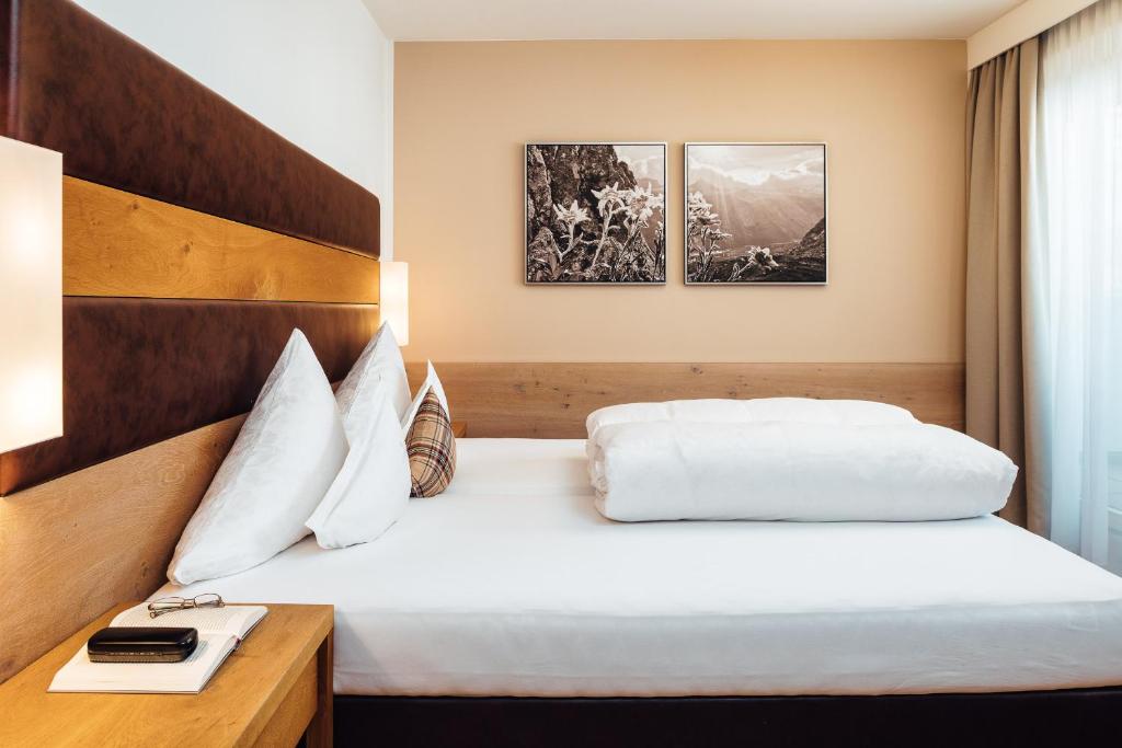 A bed or beds in a room at Schneeweiss lifestyle - Apartments - Living