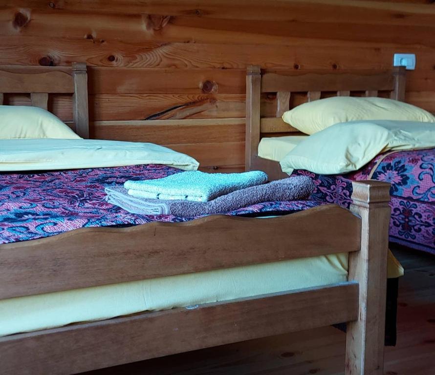 Postel nebo postele na pokoji v ubytování Log cabin 2 Merdovic