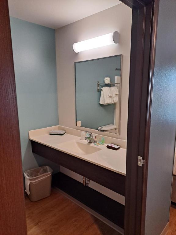 WoodSpring Suites Fargo North Near NDSU photo