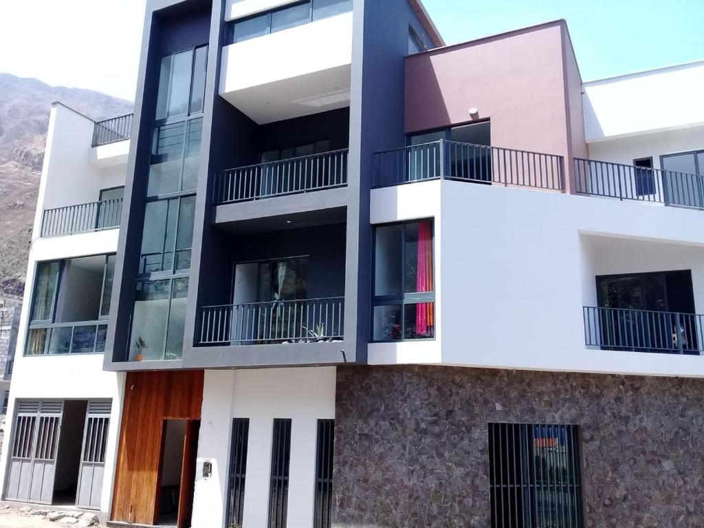 ein Gebäude mit Balkon auf der Seite in der Unterkunft Luz d'Sol - Residencial Familiar in Pombas