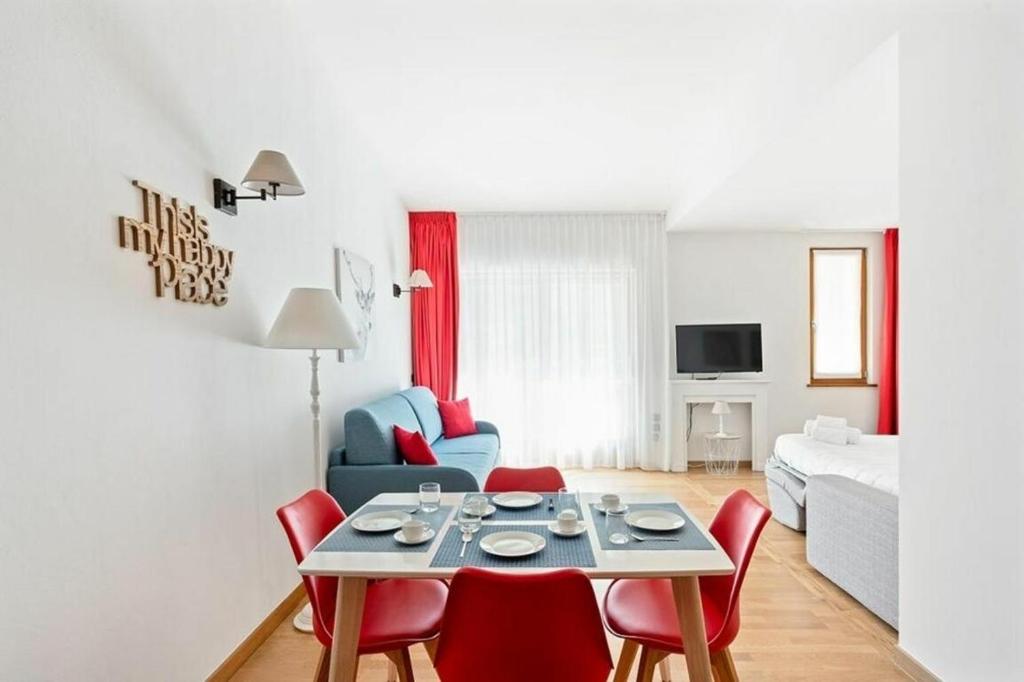 Telewizja i/lub zestaw kina domowego w obiekcie Gressoney Saint-Jean apartments by Halldis