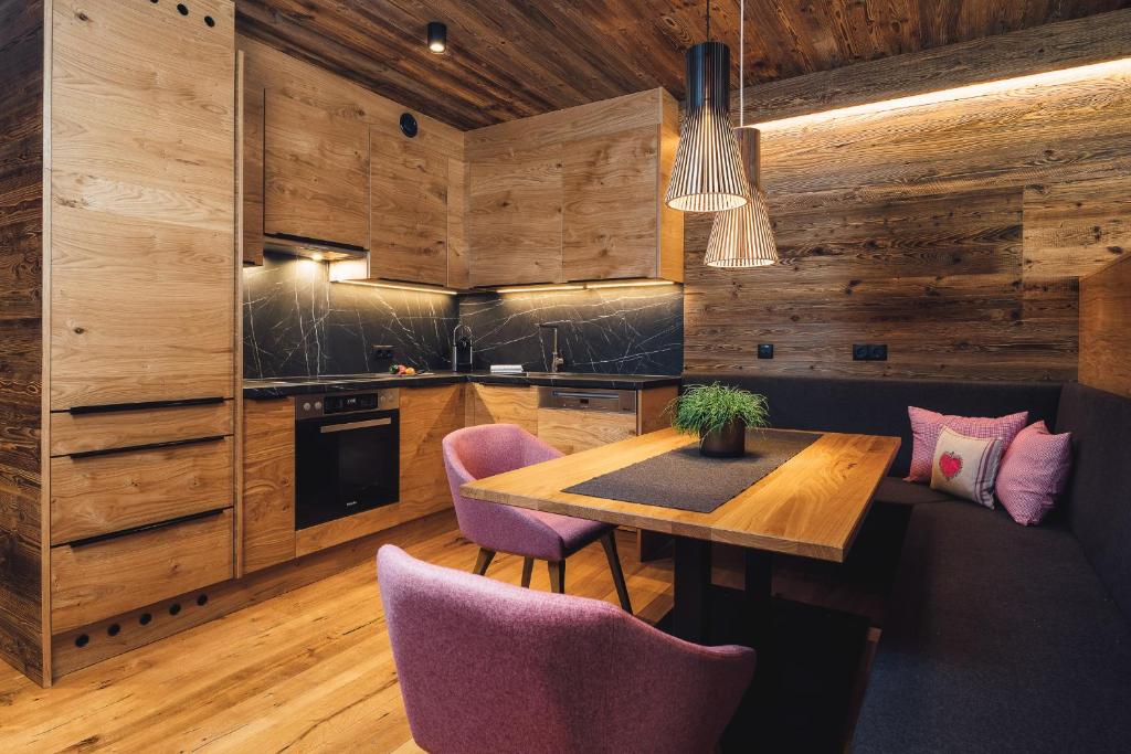 A kitchen or kitchenette at Schneeweiss lifestyle - Apartments - Living