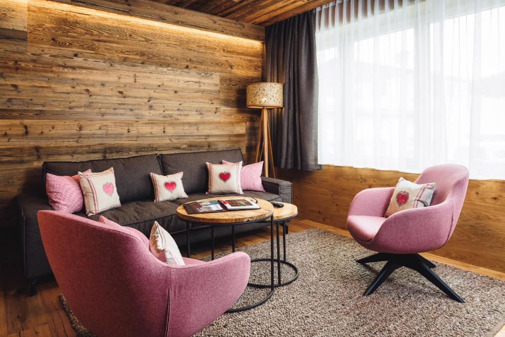A seating area at Schneeweiss lifestyle - Apartments - Living