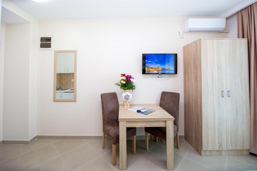 Televízia a/alebo spoločenská miestnosť v ubytovaní Apartment Sofija