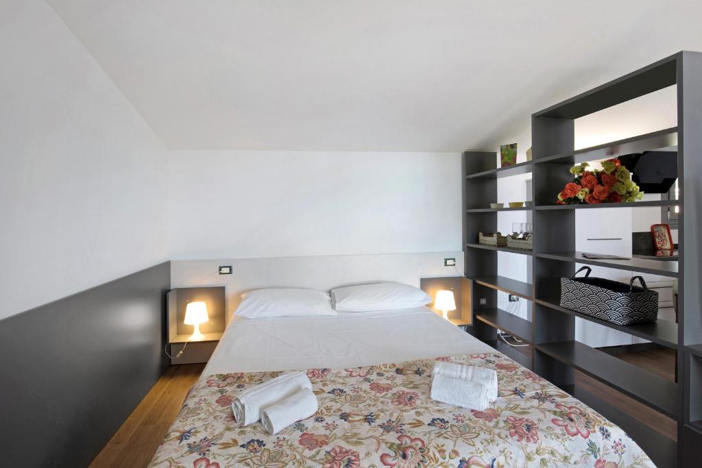 A bed or beds in a room at Villa Donne del Lago Vittoria